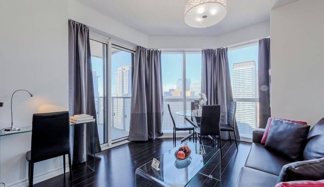 Stunning City Center 2 Bedroom 2 Bathroom Suite, Balcony, 3 TVs, Pet Friendly