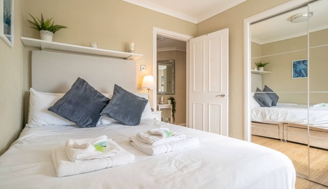 Stunning City Centre Apartment with Swimming Pool & Parking