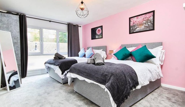 Stunning City Centre House - Sleeps 8 - Parking