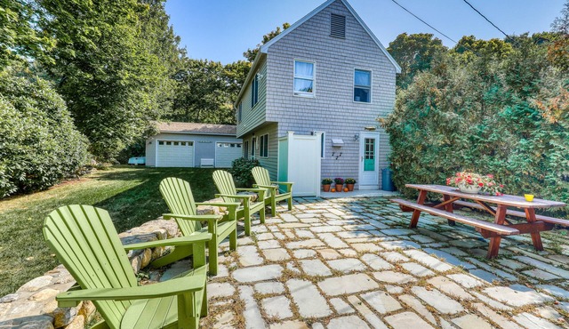 Stunning classic home with central AC, WiFi, outdoor patio, W/D, & full kitchen