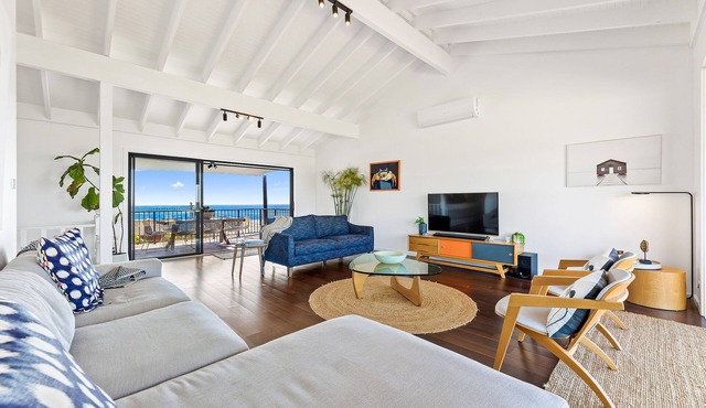 Stunning Clifftop Oasis: Breathtaking Ocean Views