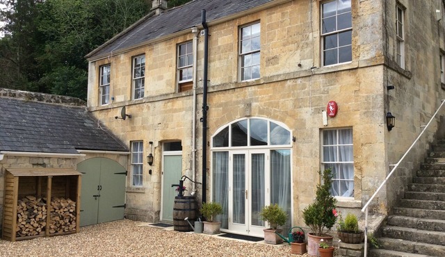 STUNNING COACH HOUSE 10 MINUTE BATH, SLEEPS 8, OPEN FIRE & TABLE TENNIS