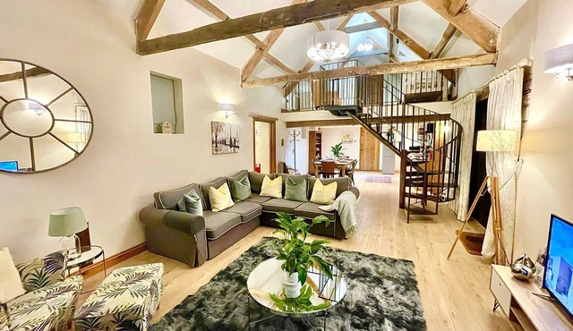 Stunning Coach House, Fast Wi-Fi, Hampers, Massage, Hot Tub and dogs welcome!