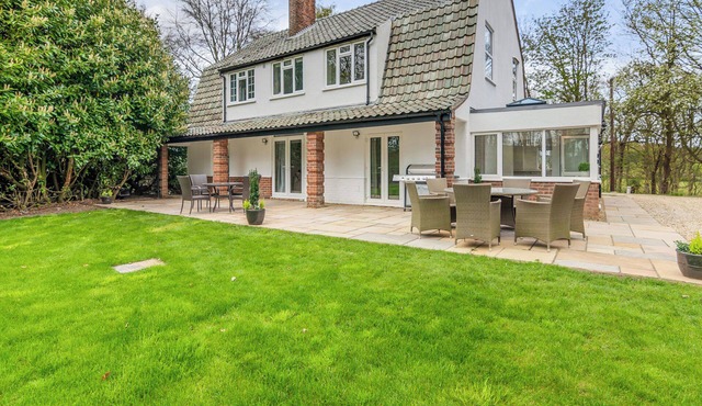 Stunning coastal 6/bed house w/parking & garden