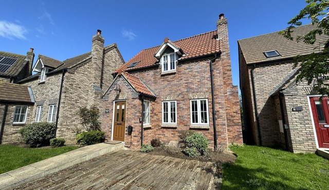 Stunning Coastal Cottage - Sleeping 5 in 2 Bedrooms - Pool and Beach Access Included.