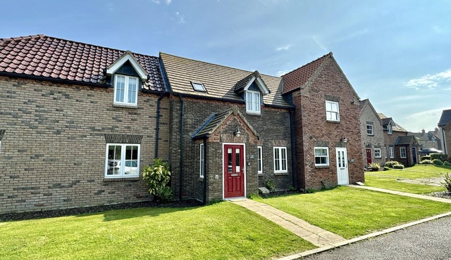 Stunning Coastal Cottage - Sleeping 4 in 2 Bedrooms - Pool and Beach Access Included.