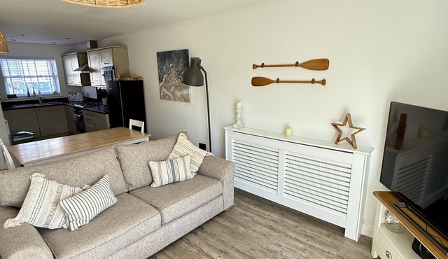 Stunning Coastal Cottage - Sleeping 5 in 2 Bedrooms - Pool and Beach Access Included.