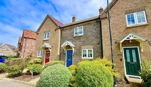 Stunning Coastal Cottage - Sleeping 5 in 2 Bedrooms - Pool and Beach Access Included.