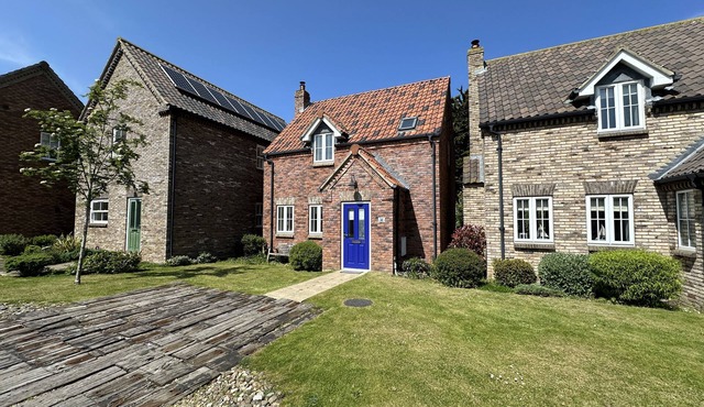 Stunning Coastal Cottage - Sleeping 5 in 2 Bedrooms - Pool and Beach Access Included.