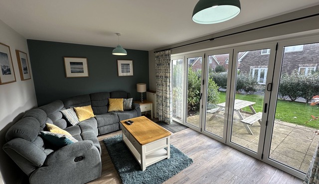 Stunning Coastal Cottage - Sleeping 5 in 2 Bedrooms - Pool and Beach Access Included.