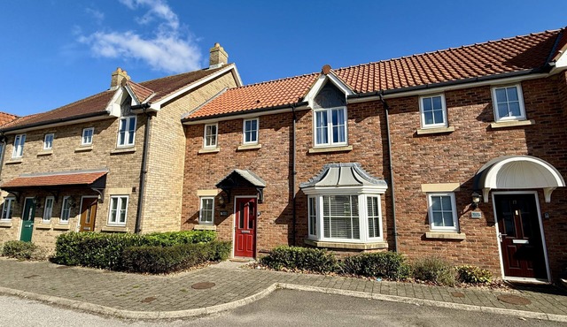 Stunning Coastal Cottage - Sleeping 4 in 2 Bedrooms - Pool and Beach Access Included.