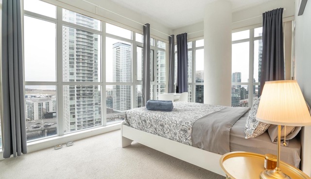 Stunning condo Downtown Toronto with incredible lake views. 5 minutes CN Tower.