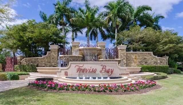 Stunning condo in beautiful TPC golf resort with large pool, spa and fitness