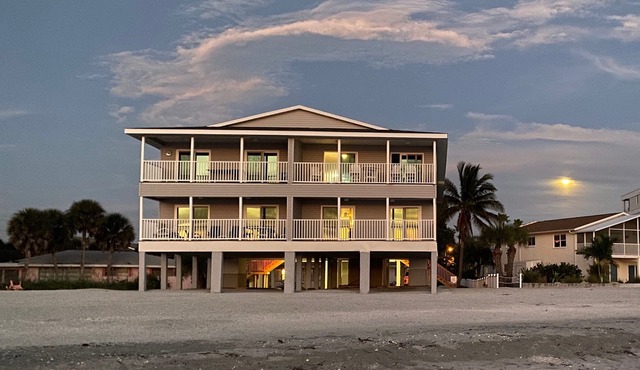 Stunning Condo Inside/Out Direct Beach Front