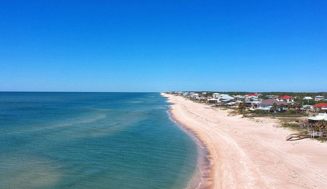 STUNNING CONDO MINUTES FROM BEAUTIFUL BEACHES WITH POOLS