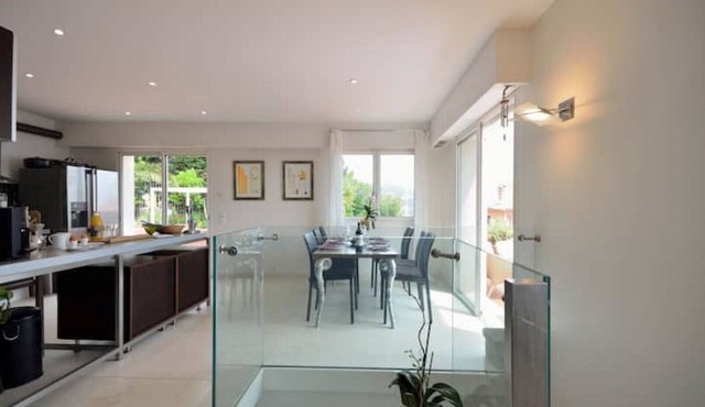 Stunning contemporary 5-bedroom villa 20 minutes from Cannes