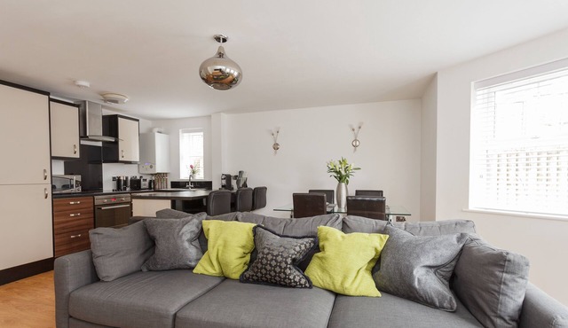 Stunning Contemporary Apartment - Free Parking - 5 Minute Walk To The Beach