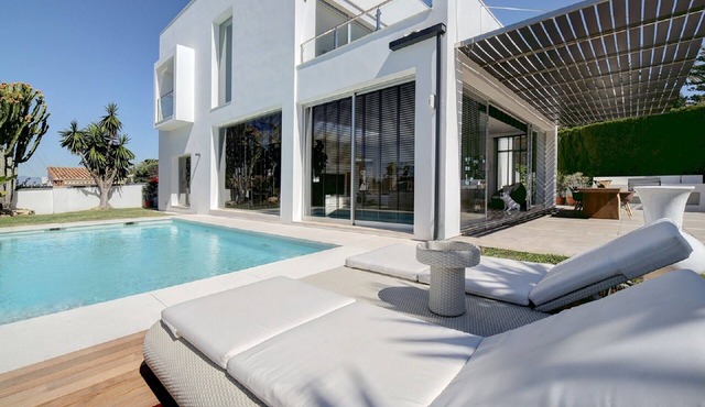 Stunning Contemporary Villa next to Golf Resort