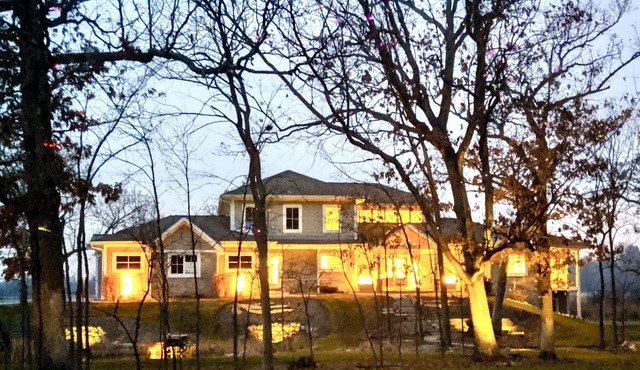 Stunning contemporary lakefront lodge - free seasonal pontoon!