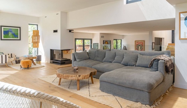 Stunning contemporary villa just a few steps from the beach