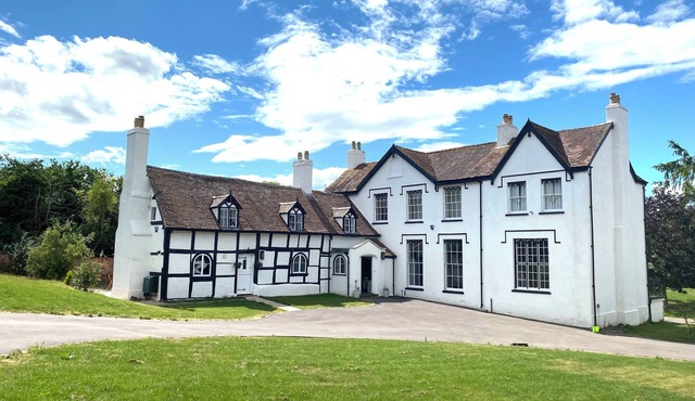 Stunning cotswold, period country house, hot tub, great for extended family