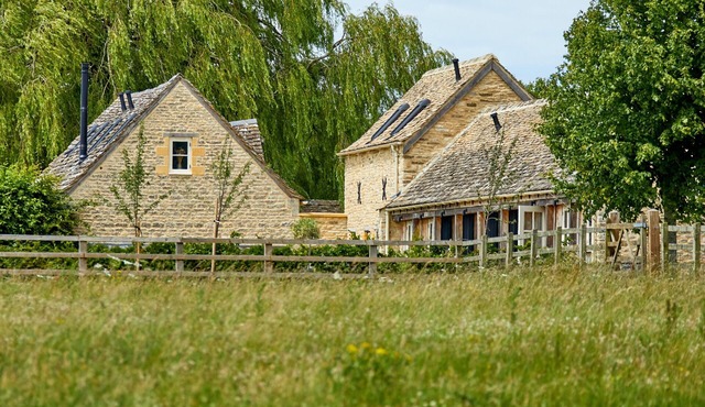 Stunning Cotswold Barns Sleeps 10 Near BiburynAmpneyfield Barns