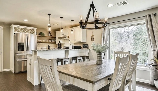 Stunning cottage 5 mins to town! Fire pit!