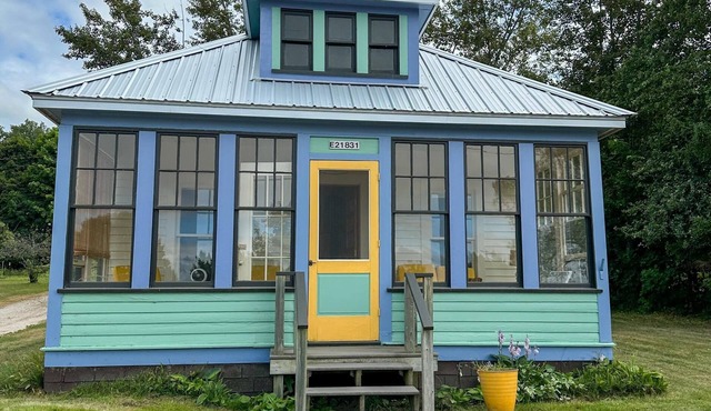 Stunning Cottage across for public Bayshore beach