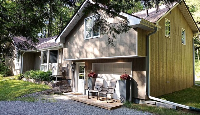 Stunning Cottage with Fire Pit and Private Cinema in Kawartha Lakes, Ontario