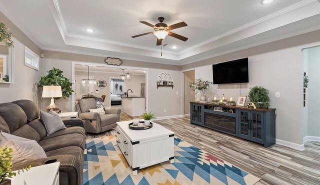 Stunning Cottage home with King bed! Pet-friendly!