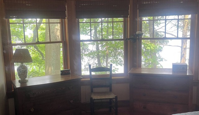 Stunning cottage on Cayuga Lake, near wineries, waterfalls, Cornell University