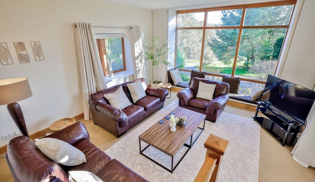 Stunning Country House. Cinema Rm, Games Rm/Pool Table, Bar, Hot Tub & Library