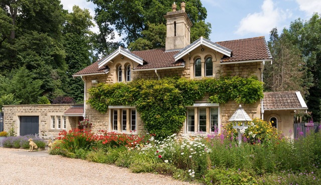 Stunning country house for up to 22 people with HOT TUBS!