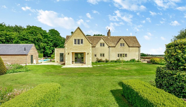Stunning country house with a swimming pool in the Cotswolds - Keepers House