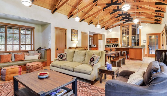 Stunning Country Retreat, Pool, Hottub, Views, 92 Acres