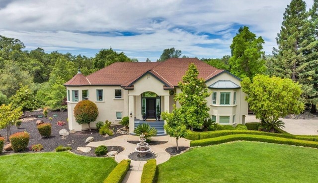 Stunning Country Retreat with Pool, Hot Tub, Pond & Theatre Room!