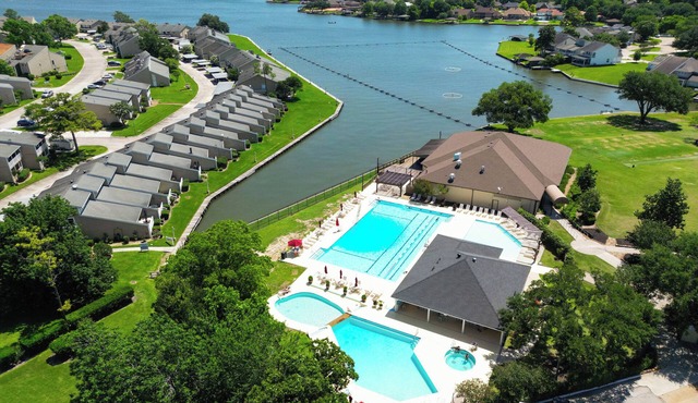 Stunning CountryClub Lake Condo