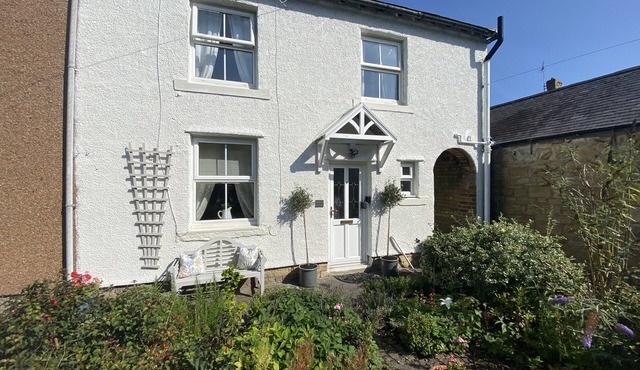 Stunning courtyard cottage set back from the River Coquet. With castle views.