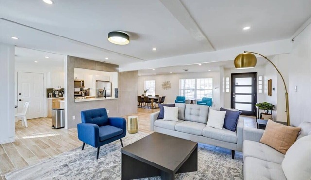 Stunning Dallas Home w Beautiful Yard, Big Groups