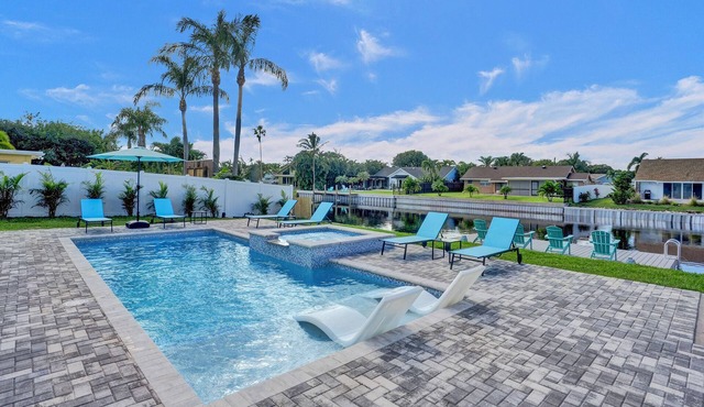 Stunning Delray Beach Waterfront Oasis Heated Pool / Spa / Canal / Pool Table