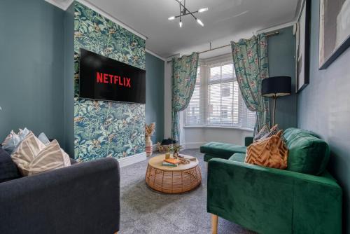 Stunning Design 3-Bedroom Townhouse Retreat in Southsea, Sleeps 8, Chic and Spacious with Free Parking Permit, WINTER SPECIAL OFFER AVAILABLE! - by Blue Puffin Stays