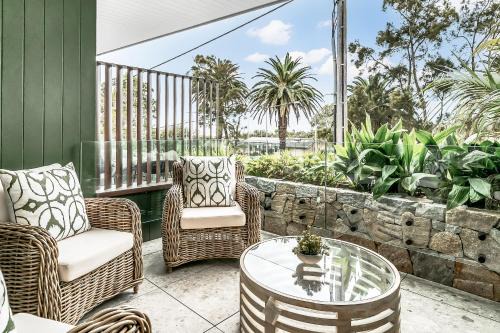 Stunning designer 3 Bed 2 bath opp Long Reef Golf Course