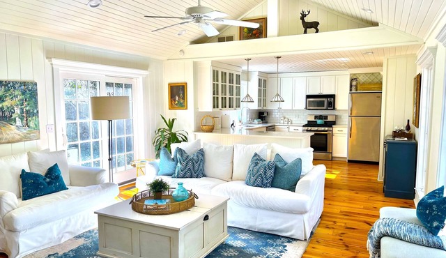 Stunning designer cottage just 2 blks to private beach.! Sleeps 8.