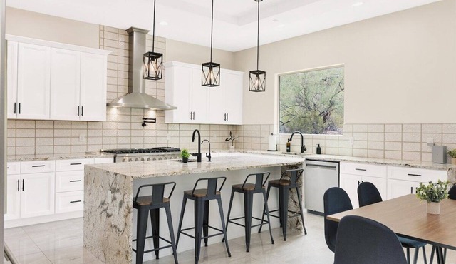 Stunning Designer Home, 4BR/4BA w/Mountain Views and Near Downtown