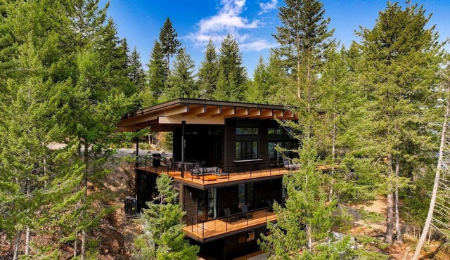 Stunning Designer Rental with Breathtaking Views for a Memorable Escape in Nature by Lake Pend Orielle in Idaho