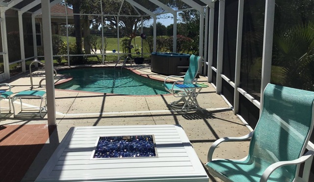 Stunning Designer Pool Home,: Spa, Golf View, Golf Cart, Walk to Square