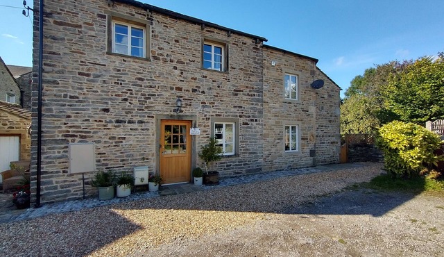 Stunning detached cottage, Gargrave centre, private garden & outdoor bath