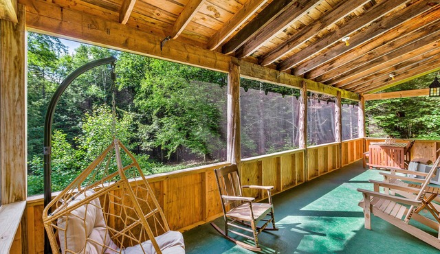 Stunning dog-friendly cabin with grill, deck, golf nearby, & washer/dryer