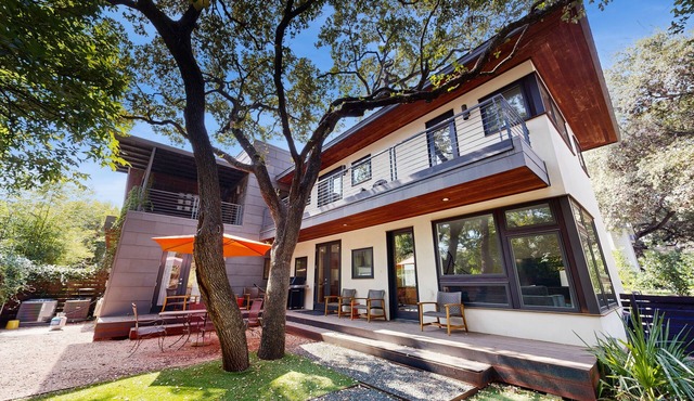 Stunning dog-friendly house w/private gas grill & deck -steps to South Congress