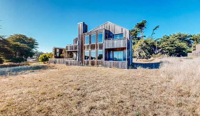 Stunning dog-friendly home with ocean views, private hot tub & pool access